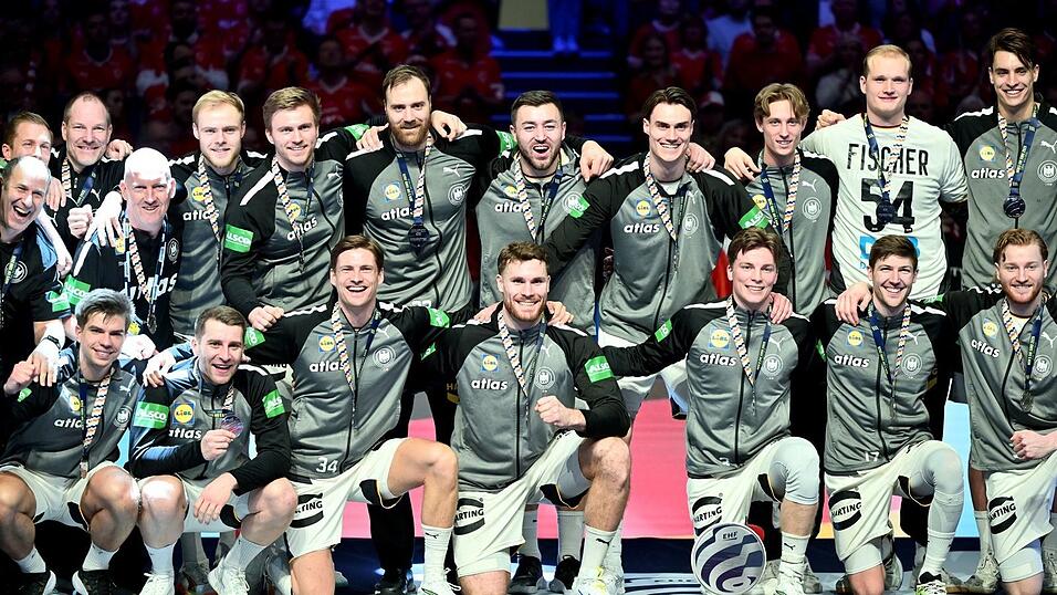 Deutschlands Handballer freuen sich &uuml;ber EM-Silber.