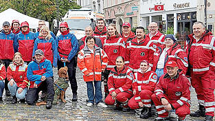 Eine große Gemeinschaft der Helfer vom BRK-Kreisverband Straubing-Bogen stellte sich ganz ohne Regenschirm auf dem Theresienplatz auf. Eine große Gemeinschaft der Helfer vom BRK-Kreisverband Straubing-Bogen stellte sich ganz ohne Regenschirm auf dem Theresienplatz auf.