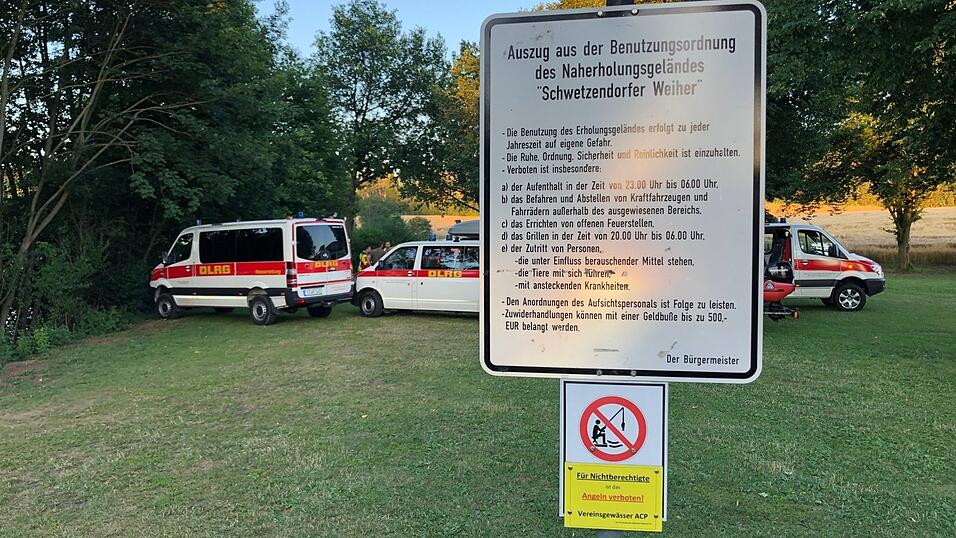 Rettungswagen und Einsatzkräfte der DLRG Regensburg am Dienstagabend am Schwetzendorfer Weiher. Dort wurde die Leiche eines 55-jährigen Mannes geborgen. Rettungswagen und Einsatzkräfte der DLRG Regensburg am Dienstagabend am Schwetzendorfer Weiher. Dort wurde die Leiche eines 55-jährigen Mannes geborgen.