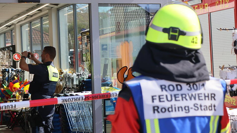 Auf einer Länge von gut 20 Metern hat das Dach des Tedi-Marktes in der Schulstraße nachgegeben und ist eingeszürzt. Elf Personen befanden sich zu diesem Zeitpunkt im Gebäude, wobei eine davon leicht verletzt wurde. Auf einer Länge von gut 20 Metern hat das Dach des Tedi-Marktes in der Schulstraße nachgegeben und ist eingeszürzt. Elf Personen befanden sich zu diesem Zeitpunkt im Gebäude, wobei eine davon leicht verletzt wurde.