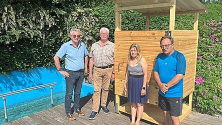 Bürgermeister Prögler dankte Bonifaz Vogl, der ehrenamtlich eine Außen-Umkleidekabine angefertigt hat. Ein Kompliment machte er zudem Lutz Baer, der sich fürsorglich und zuverlässig um die Badeanlage kümmert, ebenso Elvira Grauvogl-Schwarz, der engagierten Pächterin des Waldbad-Bistros.
