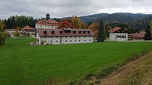 Die landläufig als „Kloster Kostenz“ bekannte Anlage inmitten der Natur ist von den Barmherzigen Brüdern als Erholungsheim für Geistliche gebaut worden. Die Herren nutzten ihren Urlaub offenbar auch, um ihren Angehörigen per Post fleißig davon zu berichten. Das hat dem Posthilfsstellenstempel von Kostenz in der Philatelie zu - zweifelhaftem - Ruhm verholfen.