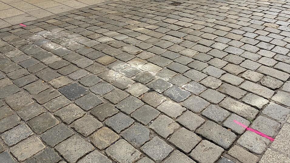 Ein Teil der Schwellen wurde bereits vorübergehend entfernt. Ein Teil der Schwellen wurde bereits vorübergehend entfernt.
