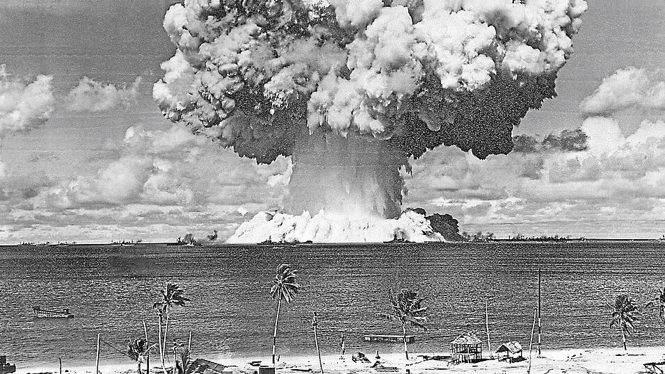Panik statt Paradies: Eine Test-Atombombe der Amerikaner explodiert 1946 vor der Südseeinsel Bikini. Immer wieder zünden dort die Amerikaner Kernwaffen. Einer der Nachfolgetests, am 27. Mai 1956, verursachte große Sorgen - auch in Bayern. Panik statt Paradies: Eine Test-Atombombe der Amerikaner explodiert 1946 vor der Südseeinsel Bikini. Immer wieder zünden dort die Amerikaner Kernwaffen. Einer der Nachfolgetests, am 27. Mai 1956, verursachte große Sorgen - auch in Bayern.