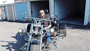 Thomas Bayersdorfer mit seinem Trike. Geht es nach den Kennziffern in seinem Führerschein, darf er sein geliebtes Dreirad gerade einmal aus der Garage fahren. Die Fläche ist Privatgrund.