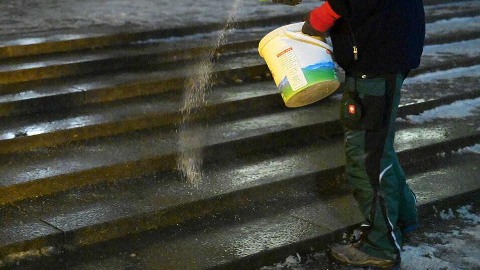 Überfrierender Regen kann gefährlich werden - für Fußgänger ebenso wie im Straßen- und Bahnverkehr. Überfrierender Regen kann gefährlich werden - für Fußgänger ebenso wie im Straßen- und Bahnverkehr.