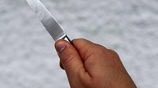 In Landau soll ein 13-Jähriger einen Jugendlichen mit einem Messer bedroht haben. (Symbolbild) In Landau soll ein 13-Jähriger einen Jugendlichen mit einem Messer bedroht haben. (Symbolbild)