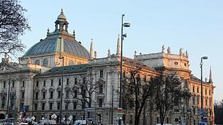 Hier im Justizpalast sollen nach dem Willen der Freien Wähler künftig alle Gerichtsbarkeiten in Bayern unter dem Dach des Justizministeriums verwaltet werden. Das soll mehr Effizienz bringen und auch Geld sparen. (Symbolbild) Hier im Justizpalast sollen nach dem Willen der Freien Wähler künftig alle Gerichtsbarkeiten in Bayern unter dem Dach des Justizministeriums verwaltet werden. Das soll mehr Effizienz bringen und auch Geld sparen. (Symbolbild)