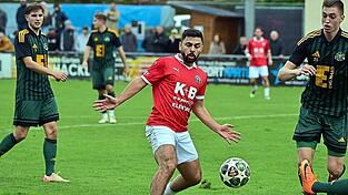Mit seinem Treffer zum 1:0 ebnet Chams Stürmer Ashour Abraham (rot) seinem Team den Weg zum Sieg in Ammterthal (grüne Trikots). Mit seinem Treffer zum 1:0 ebnet Chams Stürmer Ashour Abraham (rot) seinem Team den Weg zum Sieg in Ammterthal (grüne Trikots).