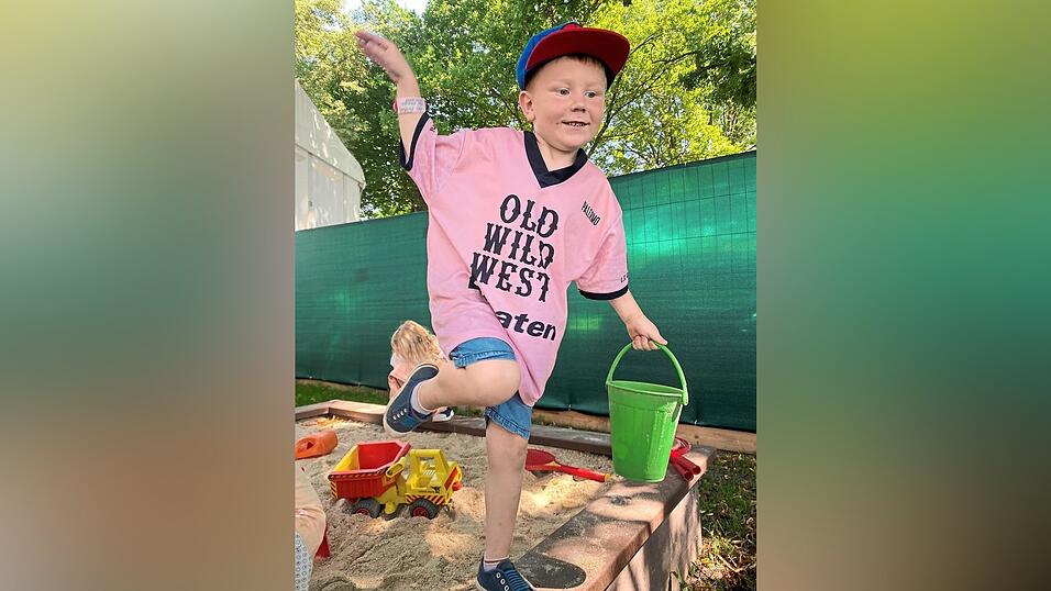 Der vierjährige Luis mag außer dem Sandkasten am liebsten die Hüpfburg im Kinderland.