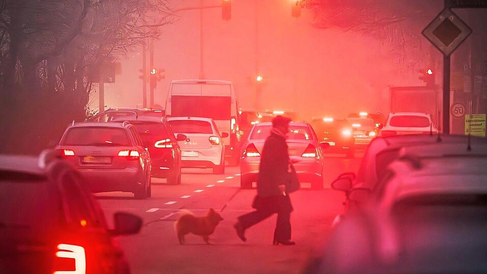 Die meisten Wege legen die Münchner inzwischen zu Fuß zurück - allerdings nicht in der ganzen Stadt. In den Außenbezirken der Stadt wird noch deutlich mehr Auto gefahren. Die meisten Wege legen die Münchner inzwischen zu Fuß zurück - allerdings nicht in der ganzen Stadt. In den Außenbezirken der Stadt wird noch deutlich mehr Auto gefahren.