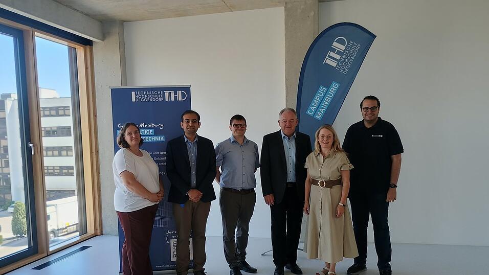 Die Campus-Mitarbeiter nahmen Landrat und Landkreis-Vertreter in Empfang (v. l.): Monika Wimmer (Teamassistenz THD Mainburg), Prof. Dr. Kedar Mehta (Wissenschaftlicher Mitarbeiter THD Mainburg), Alexander Guhr (Wirtschaftsförderung Landkreis Kelheim), Landrat Christian Nerb, Doris Zellner (Operative Leitung THD Mainburg) und Ahmed Saleh. Die Campus-Mitarbeiter nahmen Landrat und Landkreis-Vertreter in Empfang (v. l.): Monika Wimmer (Teamassistenz THD Mainburg), Prof. Dr. Kedar Mehta (Wissenschaftlicher Mitarbeiter THD Mainburg), Alexander Guhr (Wirtschaftsförderung Landkreis Kelheim), Landrat Christian Nerb, Doris Zellner (Operative Leitung THD Mainburg) und Ahmed Saleh.
