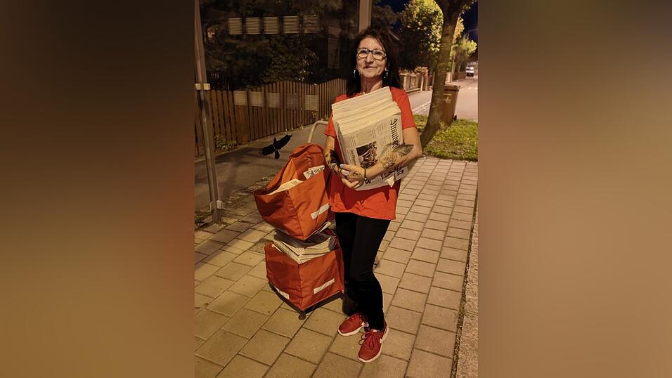 Sechsmal die Woche um kurz nach Mitternacht startet Andrea Grübl ihre Tour. 300 Zeitungen trägt sie jede Nacht aus. Sechsmal die Woche um kurz nach Mitternacht startet Andrea Grübl ihre Tour. 300 Zeitungen trägt sie jede Nacht aus.