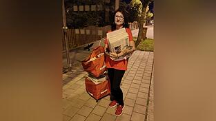 Sechsmal die Woche um kurz nach Mitternacht startet Andrea Grübl ihre Tour. 300 Zeitungen trägt sie jede Nacht aus. Sechsmal die Woche um kurz nach Mitternacht startet Andrea Grübl ihre Tour. 300 Zeitungen trägt sie jede Nacht aus.