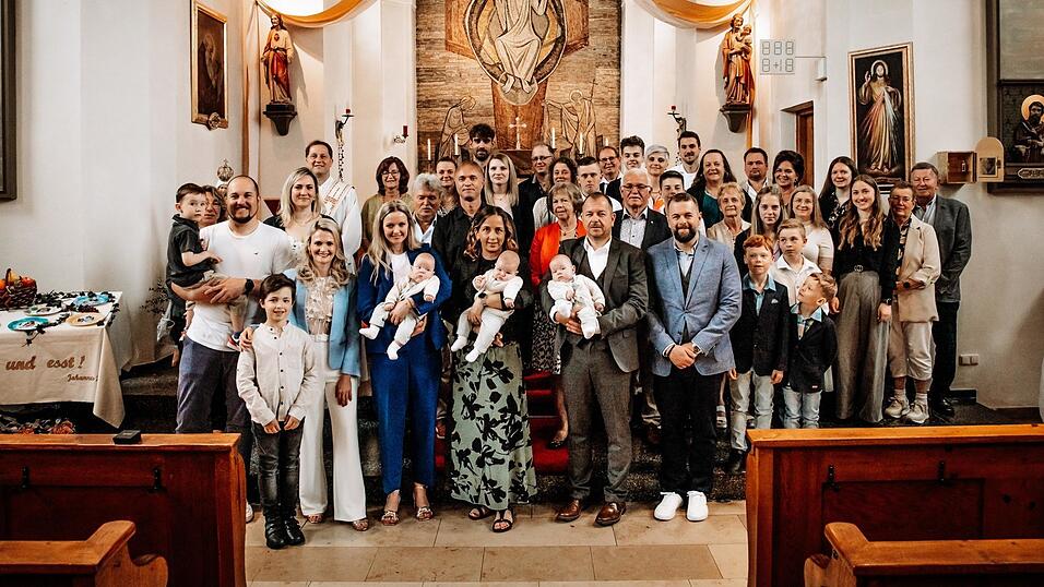 Begleitet von vielen Familienangehörigen und Freunden haben die Drillinge von Nicole und Martin Pongratz von Diakon Thomas Bauer in der Ränkamer Kirche das Heilige Sakrament der Taufe empfangen. Begleitet von vielen Familienangehörigen und Freunden haben die Drillinge von Nicole und Martin Pongratz von Diakon Thomas Bauer in der Ränkamer Kirche das Heilige Sakrament der Taufe empfangen.