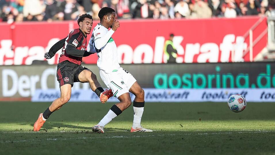 Raphael Lubach (l) erzielt das 1:1. Hannovers Ime Okon kann das Tor nicht verhindern.