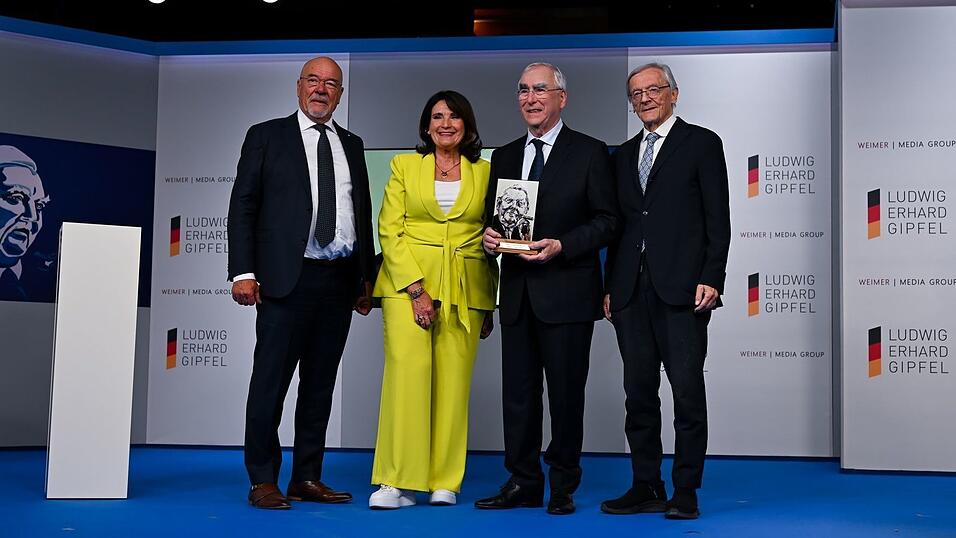 Theo Waigel (2.v.r) war sichtlich erfreut &uuml;ber die Auszeichnung mit dem Freiheitspreis der Medien auf dem Ludwig-Erhard-Gipfel.