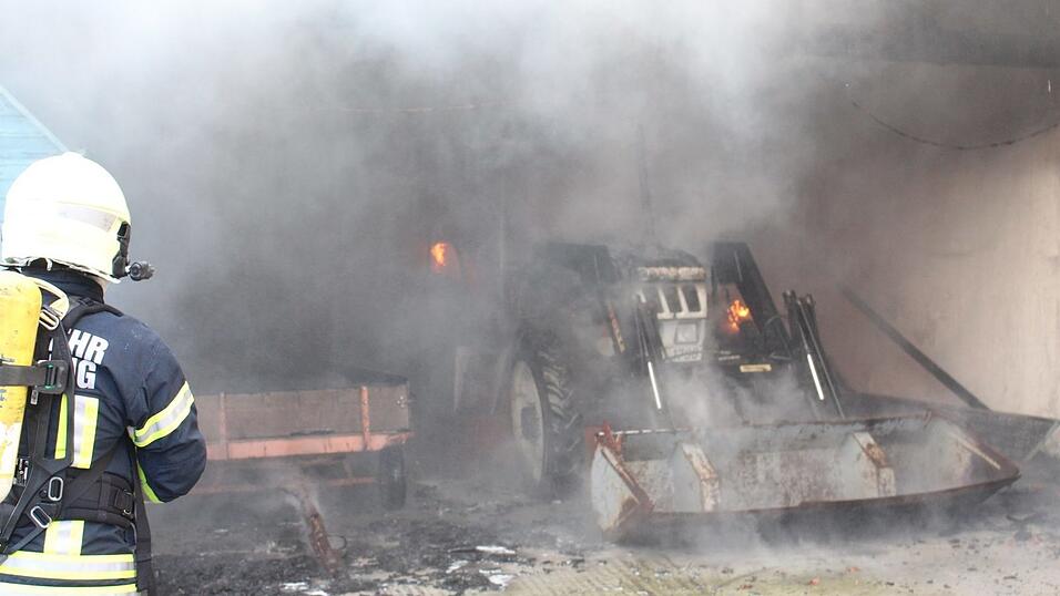 Feuerwehreinsatz in Straubing: Dort ist am Samstagnachmittag eine Scheune in Brand geraten.