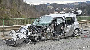 Bei einem Unfall auf der Staatsstraße 2622 in Hutthurm starb eine 59-jährige Frau, ein 55-Jähriger wurde schwer verletzt.