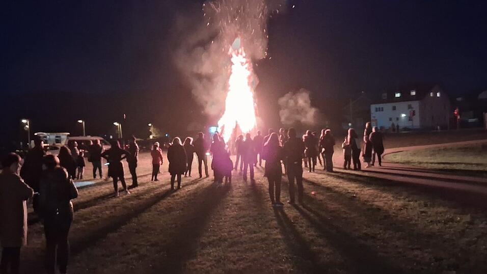 Das Oktoberfeuer wurde von der Feuerwehr Grafenwiesen entz&uuml;ndet und &uuml;berwacht.