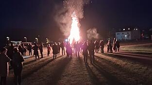 Das Oktoberfeuer wurde von der Feuerwehr Grafenwiesen entzündet und überwacht.