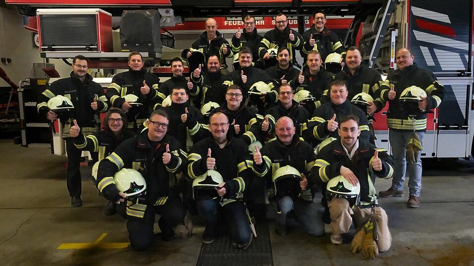22 der insgesamt 32 Teilnehmer der Movember-Aktion bei der Freiwilligen Feuerwehr Straubing.