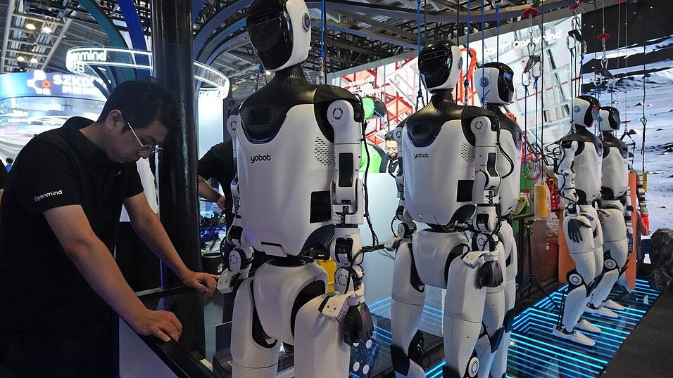 In China entwickeln zahlreiche Unternehmen humanoide Roboter. (Archivbild) In China entwickeln zahlreiche Unternehmen humanoide Roboter. (Archivbild)