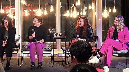 Geballte Frauenpower: Carola Burkert, Verena di Pasquale, Andrea Diermeier, Carina Borutta, Marie Brunner und Christina Keith im Gespr&auml;ch (von links).