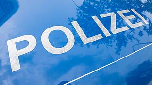Nach Tod eines älteren Mannes werden Vorwürfe gegen die Polizei geprüft. (Symbolbild)