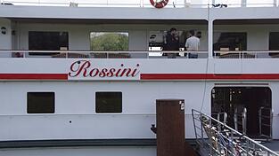 Die MS Rossini am Donauufer in Bach. Bis Freitag gehen die letzten 52 Asylbewerber von Bord.
