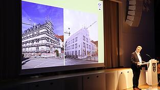 Links ist das eingerüstete Rathaus zu sehen, rechts ist es mit der bedruckten Plane abgehängt, auf der man das künftige Aussehen des alten Rathauses sehen kann. Links ist das eingerüstete Rathaus zu sehen, rechts ist es mit der bedruckten Plane abgehängt, auf der man das künftige Aussehen des alten Rathauses sehen kann.