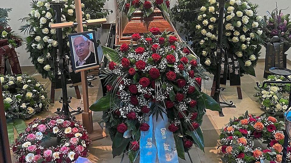 Letzte Ehre für den „Gschlößl Sepp“: Blumenkränze und Erinnerungen zeugen von der Liebe, Dankbarkeit und Wertschätzung für Sepp Maurer senior, der mit 81 Jahren im Kreise seiner Liebsten gestorben ist. Letzte Ehre für den „Gschlößl Sepp“: Blumenkränze und Erinnerungen zeugen von der Liebe, Dankbarkeit und Wertschätzung für Sepp Maurer senior, der mit 81 Jahren im Kreise seiner Liebsten gestorben ist.