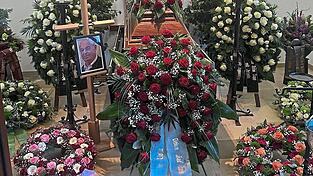 Letzte Ehre für den „Gschlößl Sepp“: Blumenkränze und Erinnerungen zeugen von der Liebe, Dankbarkeit und Wertschätzung für Sepp Maurer senior, der mit 81 Jahren im Kreise seiner Liebsten gestorben ist.