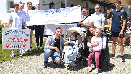 Auch eine Gruppe der Jugendfeuerwehr Postau beteiligte sich am Quarity-Lauf zugunsten des kleinen Leo (im Kinderwagen) und seiner Familie.