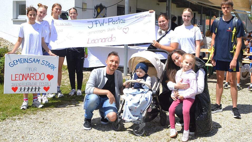 Auch eine Gruppe der Jugendfeuerwehr Postau beteiligte sich am Quarity-Lauf zugunsten des kleinen Leo (im Kinderwagen) und seiner Familie. Auch eine Gruppe der Jugendfeuerwehr Postau beteiligte sich am Quarity-Lauf zugunsten des kleinen Leo (im Kinderwagen) und seiner Familie.