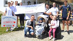 Auch eine Gruppe der Jugendfeuerwehr Postau beteiligte sich am Quarity-Lauf zugunsten des kleinen Leo (im Kinderwagen) und seiner Familie. Auch eine Gruppe der Jugendfeuerwehr Postau beteiligte sich am Quarity-Lauf zugunsten des kleinen Leo (im Kinderwagen) und seiner Familie.