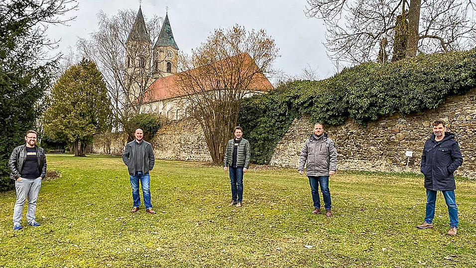 Mit Freude und dem Elan aus dem letzten Jahr gehen die Veranstalter in die Planung für das Konzert auf der Niederalteicher Klosterwiese (v.l.): Wolfgang Schauer (Kultur.Boden), Stefan Binder (St.-Gotthard-Gymnasium), Franz Dullinger (Kultur.Boden), Sebastian Kresse (Kultur.Boden) und Till Hofmann (Eulenspiegel Concerts) Mit Freude und dem Elan aus dem letzten Jahr gehen die Veranstalter in die Planung für das Konzert auf der Niederalteicher Klosterwiese (v.l.): Wolfgang Schauer (Kultur.Boden), Stefan Binder (St.-Gotthard-Gymnasium), Franz Dullinger (Kultur.Boden), Sebastian Kresse (Kultur.Boden) und Till Hofmann (Eulenspiegel Concerts)