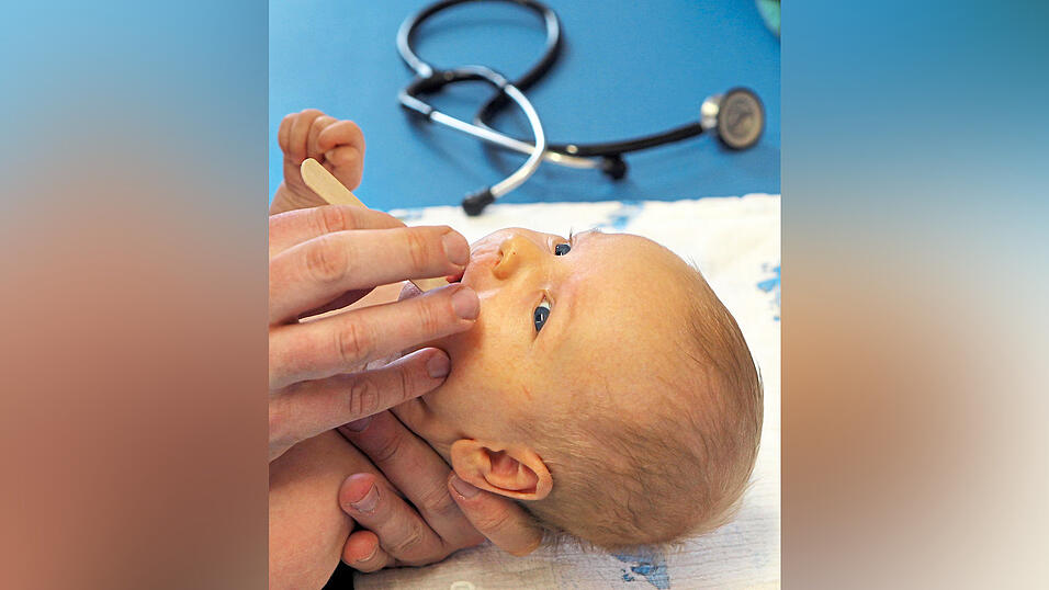 Kinder unter einem Jahr werden bei Kinderärzten priorisiert aufgenommen. Eltern älterer Kinder müssen sich jedoch nicht sorgen: In der Regel steht die hausärztliche Behandlung von Kindern der eines Kinderarztes in nichts nach.