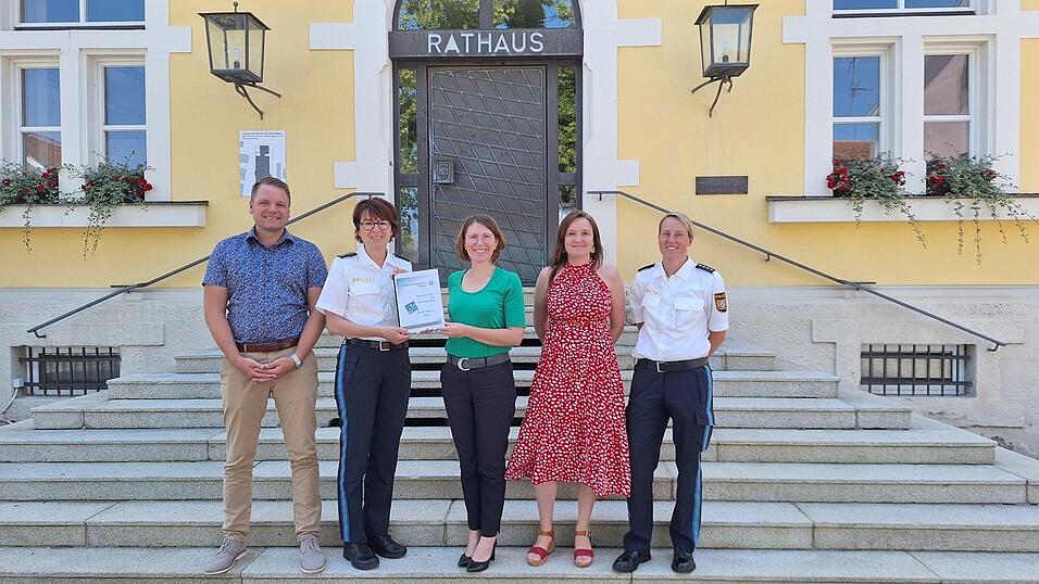 Geschäftsleiter Christoph Paukner, Erste Polizeihauptkommissarin Daniela Neumayer, Bürgermeisterin Andrea Probst, Polizeihauptkommissarin Melanie Ott und Ordnungsamtsleiterin Stefanie Gietl (v.l.). Geschäftsleiter Christoph Paukner, Erste Polizeihauptkommissarin Daniela Neumayer, Bürgermeisterin Andrea Probst, Polizeihauptkommissarin Melanie Ott und Ordnungsamtsleiterin Stefanie Gietl (v.l.).