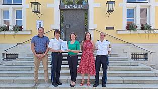 Geschäftsleiter Christoph Paukner, Erste Polizeihauptkommissarin Daniela Neumayer, Bürgermeisterin Andrea Probst, Polizeihauptkommissarin Melanie Ott und Ordnungsamtsleiterin Stefanie Gietl (v.l.). Geschäftsleiter Christoph Paukner, Erste Polizeihauptkommissarin Daniela Neumayer, Bürgermeisterin Andrea Probst, Polizeihauptkommissarin Melanie Ott und Ordnungsamtsleiterin Stefanie Gietl (v.l.).