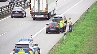 Der Auffahrunfall ereignete sich zwischen den Anschlussstellen Wörth-Wiesent und Rosenhof, auf Höhe der Ortschaft Eltheim. Die Feuerwehr Wörth war im Einsatz, konnte aber nach kurzer Zeit wieder fahren. Die Verkehrspolizei sicherte die Unglücksstelle.