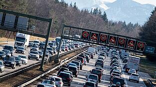 Auf den bayerischen Autobahnen d&uuml;rfte es am kommenden Wochenende vielerorts voll werden. (Archivbild)