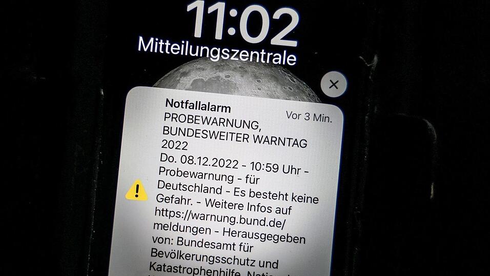 Eine Probewarnung, die über Cell Broadcasting versandt wurde, als Push-Nachricht auf einem Smartphone. Eine Probewarnung, die über Cell Broadcasting versandt wurde, als Push-Nachricht auf einem Smartphone.