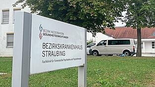 Das BKH Straubing soll ein Entlasshaus bekommen. Dort sollen Menschen untergebracht werden, die bereits regelmäßig außerhalb der Klinik arbeiten und sich auf ein Leben in Freiheit vorbereiten. Das BKH Straubing soll ein Entlasshaus bekommen. Dort sollen Menschen untergebracht werden, die bereits regelmäßig außerhalb der Klinik arbeiten und sich auf ein Leben in Freiheit vorbereiten.