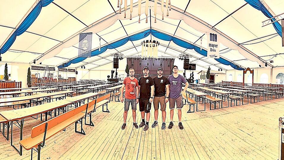 Bereits am Donnerstagmittag war alles für die Abnahme bereit. Daniel Siegl (Festküche), Markus Späth und Michael Mühlbauer junior (Festwirte) sowie Andreas Mayer (Brauerei, von links) sind gerüstet für den Beginn am Samstagnachmittag. Bereits am Donnerstagmittag war alles für die Abnahme bereit. Daniel Siegl (Festküche), Markus Späth und Michael Mühlbauer junior (Festwirte) sowie Andreas Mayer (Brauerei, von links) sind gerüstet für den Beginn am Samstagnachmittag.