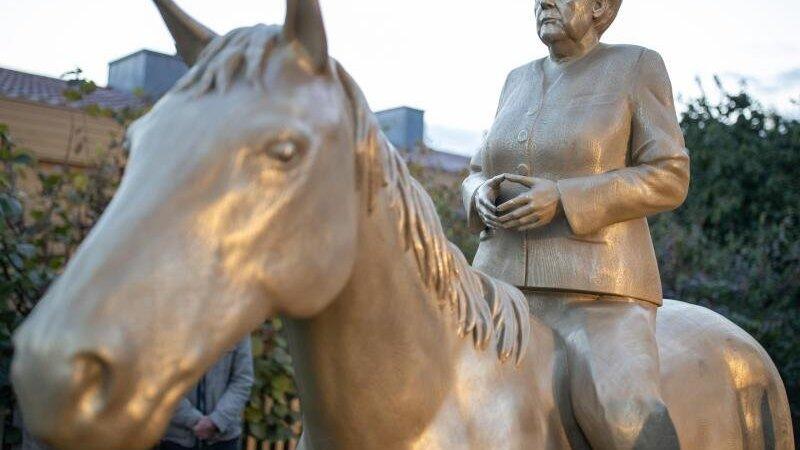 Ein Reiterstandbild von Noch-Bundeskanzlerin Angela Merkel nach der Enth&uuml;llung.
