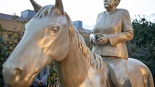 Ein Reiterstandbild von Noch-Bundeskanzlerin Angela Merkel nach der Enth&uuml;llung.