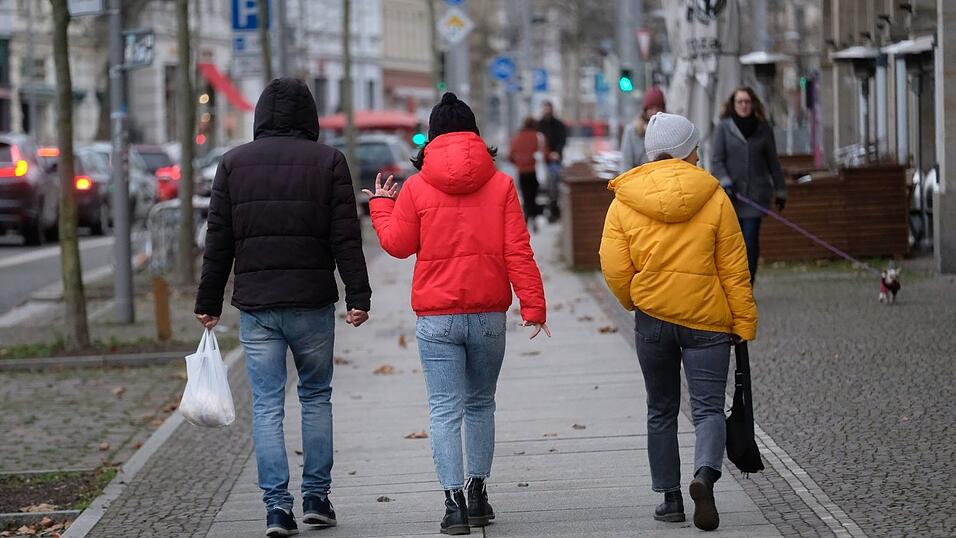 In Deutschland tragen viele seit Jahren in der Winterzeit gerne Pufferjacken - hier in Schwarz, Rot, Gelb. (Foto von 2021)