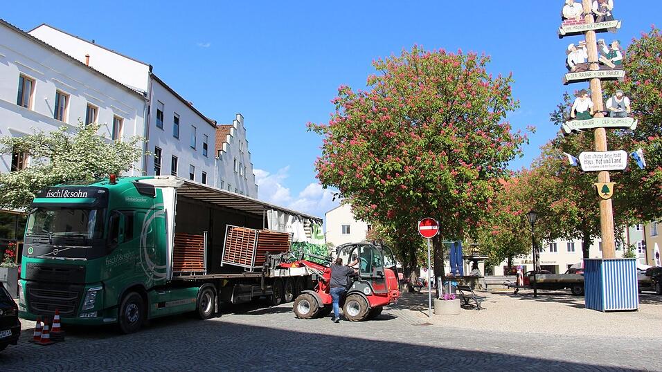 Die Bierbänke werden angeliefert. 200 Stück werden aufgestellt. Die Bierbänke werden angeliefert. 200 Stück werden aufgestellt.