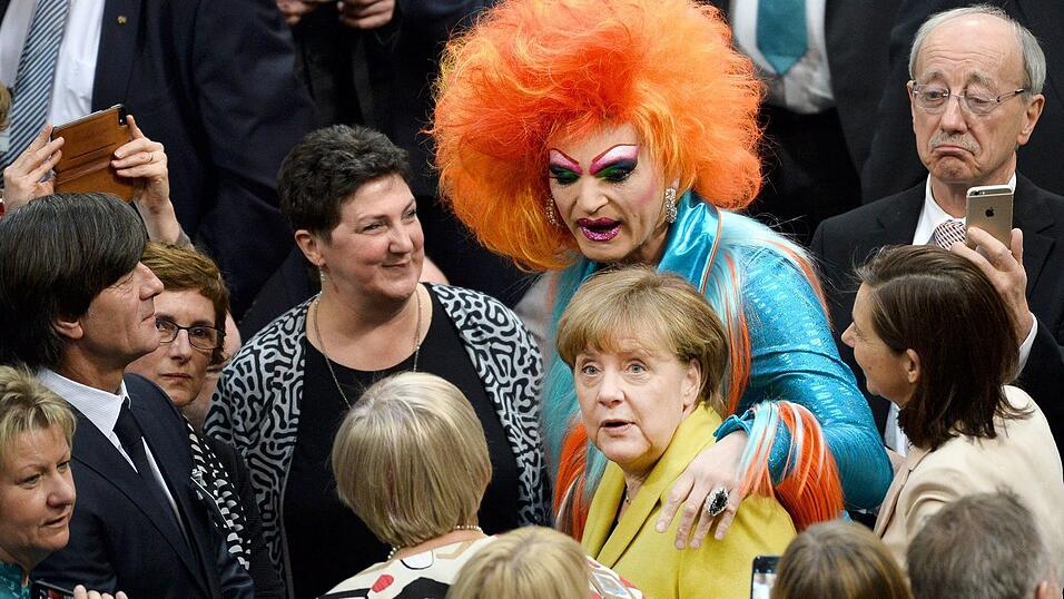 Unerwartetes Zusammentreffen: Kanzlerin Angela Merkel und Travestiek&uuml;nstlerin Olivia Jones in der Bundesversammlung 2017. (Archivbild)